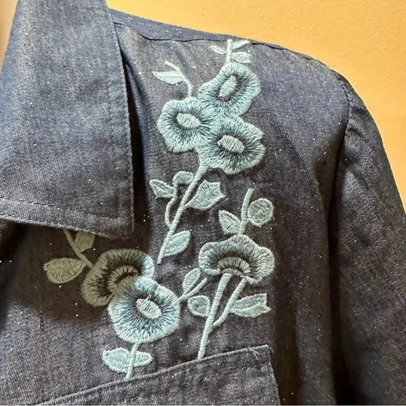 C D Daniels Embroidery with sparkl
Button Down Tshirt 100%cotton - Picture 2 of 11